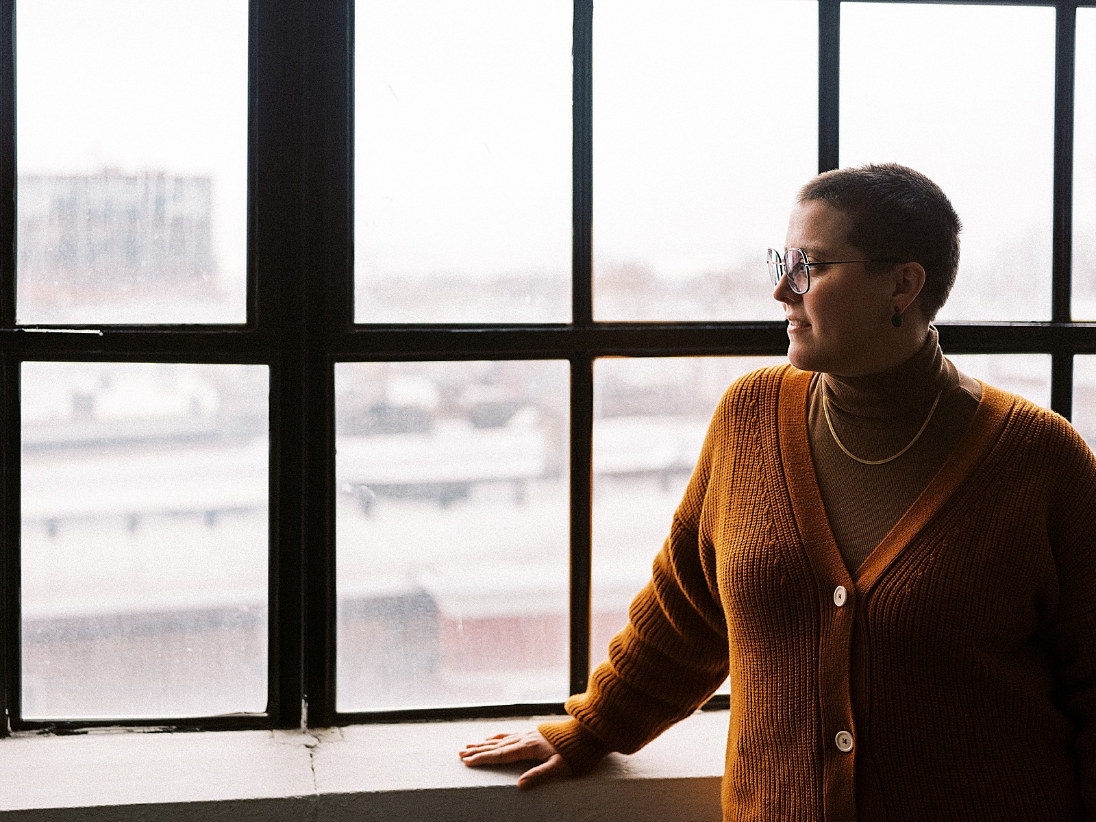 An SEO copywriter looks out a window while she talks about Squarespace for bloggers.